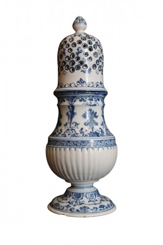 Saupoudreuse en faïence de Moustiers, XVIIIe siècle