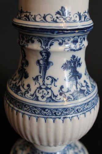 Moustiers earthenware salt shaker, 18th century - Porcelain & Faience Style Louis XV