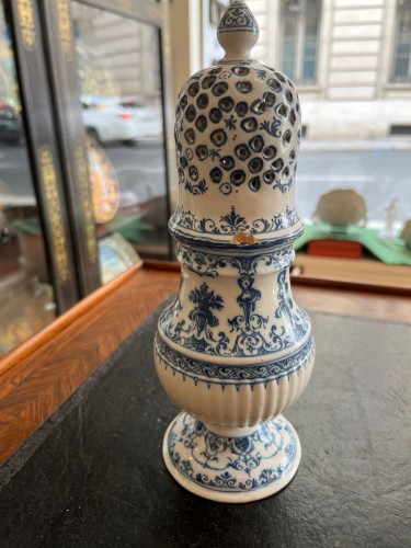 18th century - Moustiers earthenware salt shaker, 18th century