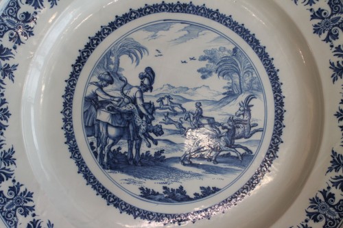 Large Moustiers earthenware dish depicting a gazelle hunt. Circa 1710-20. - Porcelain & Faience Style Louis XV