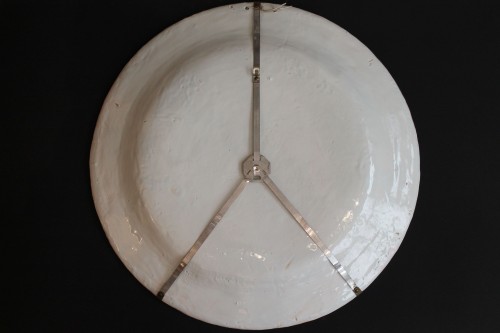 Large Moustiers earthenware dish depicting a gazelle hunt. Circa 1710-20. - 