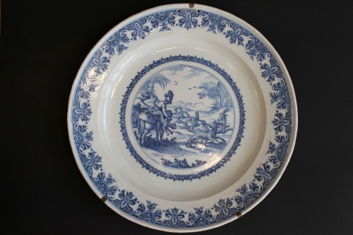 Large Moustiers earthenware dish depicting a gazelle hunt. Circa 1710-20. - Louis XV