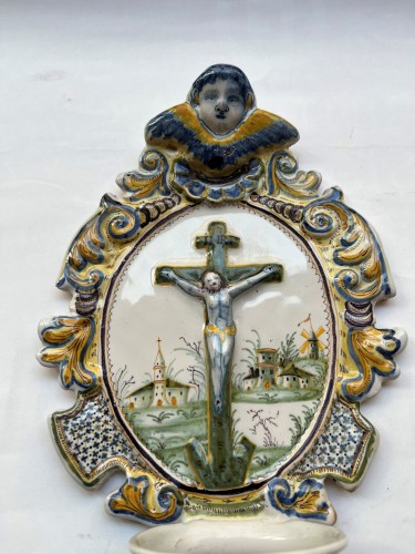 Bénitier en faïence de Varages, XVIIIe siècle - Céramiques, Porcelaines Style Louis XV