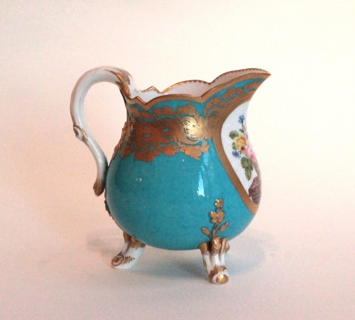 Pot à lait tripode en porcelaine tendre de Sèvres, vers 1775 - Céramiques, Porcelaines Style Louis XVI