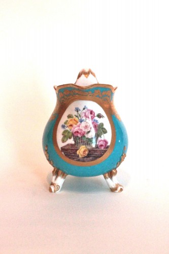 XVIIIe siècle - Pot à lait tripode en porcelaine tendre de Sèvres, vers 1775