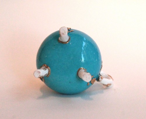 Pot à lait tripode en porcelaine tendre de Sèvres, vers 1775 - Louis XVI