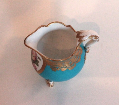 Louis XVI - Pot à lait tripode en porcelaine tendre de Sèvres, vers 1775