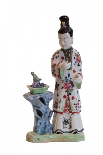 Statuette d'une jeune élégante en porcelaine de Chine, époque Qianlong, 18e s.