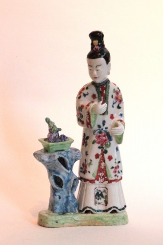 Statuette of an elegant young woman in Chinese porcelain, Qianlong period. - Porcelain & Faience Style Louis XV