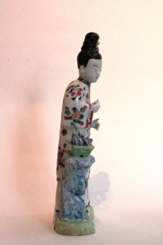 Porcelain & Faience  - Statuette of an elegant young woman in Chinese porcelain, Qianlong period.