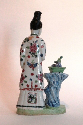 Statuette of an elegant young woman in Chinese porcelain, Qianlong period. - 