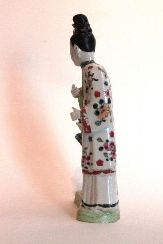 18th century - Statuette of an elegant young woman in Chinese porcelain, Qianlong period.