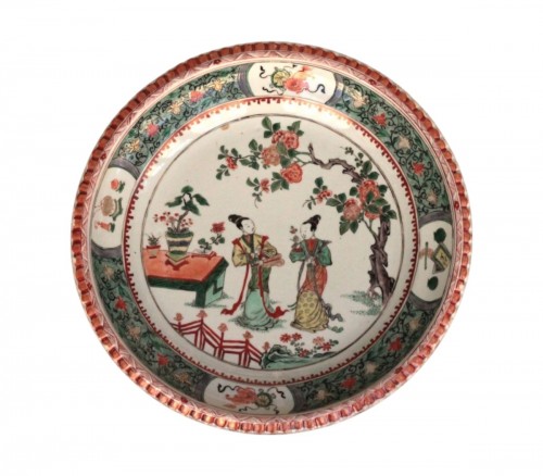 Plat en porcelaine de Chine, décor Famille Verte de personnages, époque Kangxi, 18e siècle