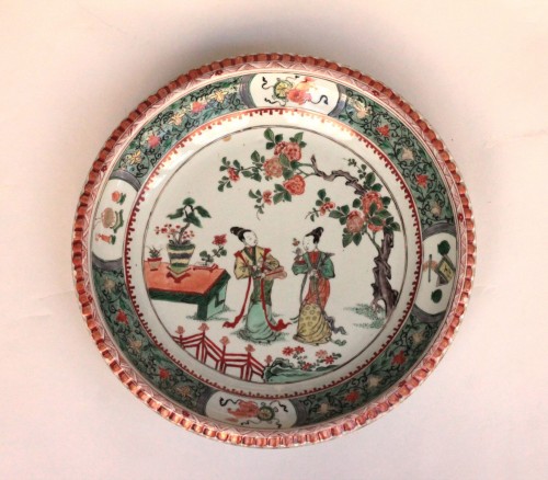 Plat en porcelaine de Chine, décor Famille Verte de personnages, époque Kangxi, 18e siècle - Céramiques, Porcelaines Style Louis XIV