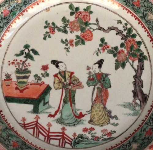 Céramiques, Porcelaines  - Plat en porcelaine de Chine, décor Famille Verte de personnages, époque Kangxi, 18e siècle