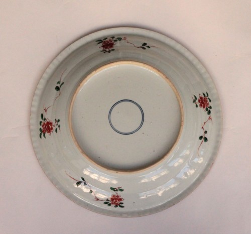 Plat en porcelaine de Chine, décor Famille Verte de personnages, époque Kangxi, 18e siècle - JM Béalu & Fils