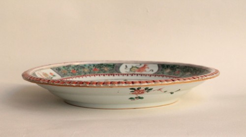 XVIIIe siècle - Plat en porcelaine de Chine, décor Famille Verte de personnages, époque Kangxi, 18e siècle