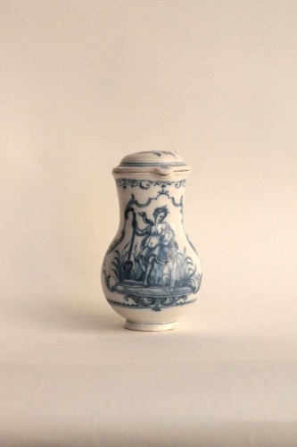 Céramiques, Porcelaines  - Petite verseuse couverte en faïence de Moustiers, manufacture de Clérissy 18e siècle