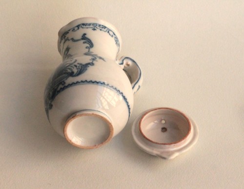Louis XIV - Petite verseuse couverte en faïence de Moustiers, manufacture de Clérissy 18e siècle