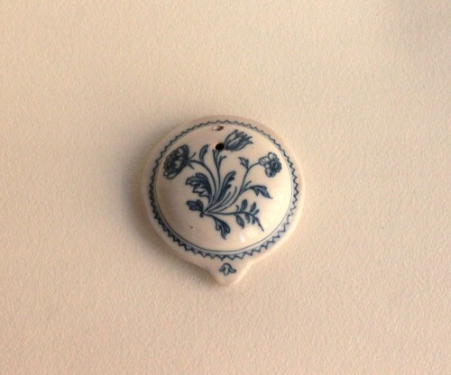 Antiquités - Petite verseuse couverte en faïence de Moustiers, manufacture de Clérissy 18e siècle
