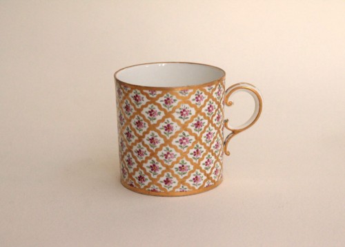 Céramiques, Porcelaines  - Gobelet litron en porcelaine de Sèvres vers 1775