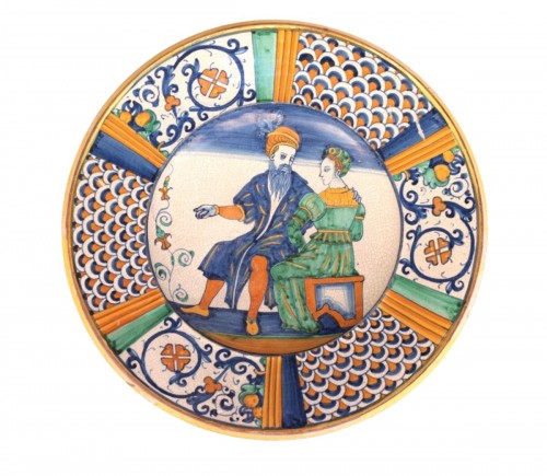 Plat d'apparat en majolique de Deruta, couple assis XVIe siècle