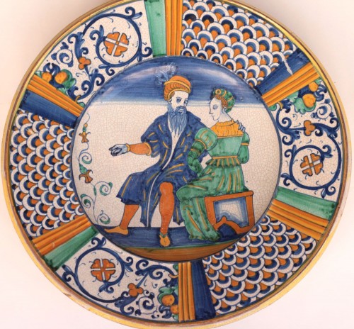Plat d'apparat en majolique de Deruta, couple assis XVIe siècle - Céramiques, Porcelaines Style Renaissance