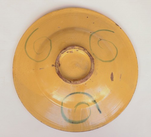 Céramiques, Porcelaines  - Plat d'apparat en majolique de Deruta, couple assis XVIe siècle
