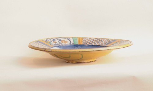 Plat d'apparat en majolique de Deruta, couple assis XVIe siècle - JM Béalu & Fils