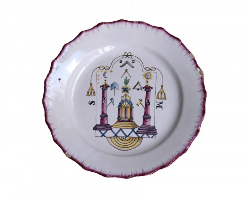 Assiette en faïence des Islettes à décor maçonnique, début du XIXe siècle