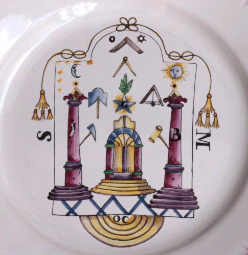 Assiette en faïence des Islettes à décor maçonnique, début du XIXe siècle - Céramiques, Porcelaines Style Restauration - Charles X