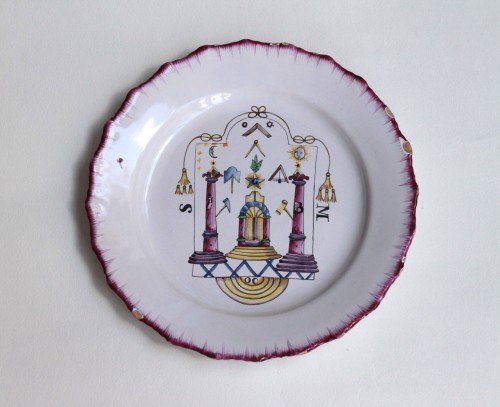 XIXe siècle - Assiette en faïence des Islettes à décor maçonnique, début du XIXe siècle