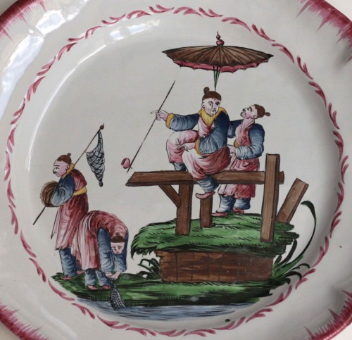 Plat en faïence des Islettes - Le bois d'Epenses à décor de chinois, XIXe siècle - Céramiques, Porcelaines Style Restauration - Charles X
