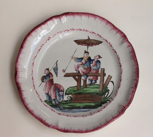 XIXe siècle - Plat en faïence des Islettes - Le bois d'Epenses à décor de chinois, XIXe siècle