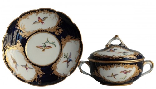 Ecuelle ronde en porcelaine tendre de Vincennes à fond bleu lapis, A pour 1754.
