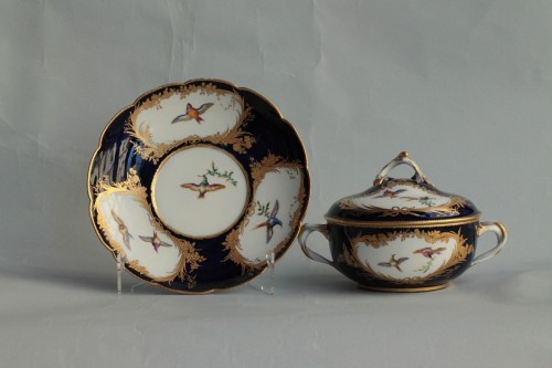 Ecuelle ronde en porcelaine tendre de Vincennes à fond bleu lapis, A pour 1754. - Porcelain & Faience Style Louis XV