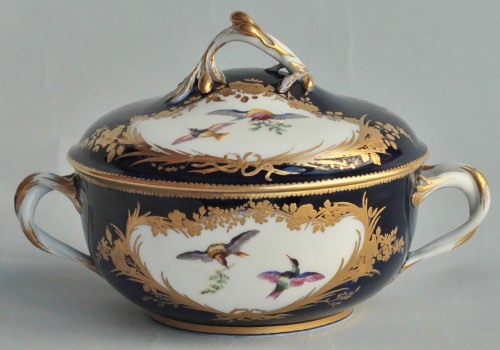 Porcelain & Faience  - Ecuelle ronde en porcelaine tendre de Vincennes à fond bleu lapis, A pour 1754.