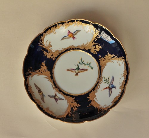 Ecuelle ronde en porcelaine tendre de Vincennes à fond bleu lapis, A pour 1754. - 