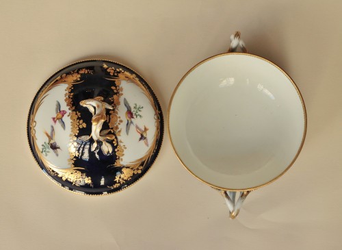 Ecuelle ronde en porcelaine tendre de Vincennes à fond bleu lapis, A pour 1754. - Louis XV