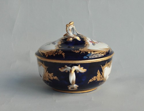 Louis XV - Ecuelle ronde en porcelaine tendre de Vincennes à fond bleu lapis, A pour 1754.