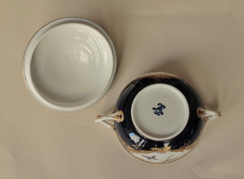 Antiquités - Ecuelle ronde en porcelaine tendre de Vincennes à fond bleu lapis, A pour 1754.