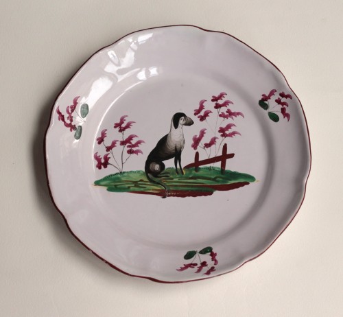 18th century - Earthenware plate from Les Islettes, Bois d'Epenses (Meuse), depicting a dog