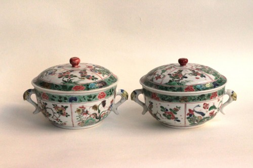 Paire d'écuelles en porcelaine de Chine, Famille Verte, époque Kangxi (1662-1722). - Céramiques, Porcelaines Style Régence