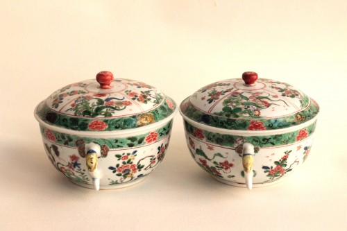 Céramiques, Porcelaines  - Paire d'écuelles en porcelaine de Chine, Famille Verte, époque Kangxi (1662-1722).