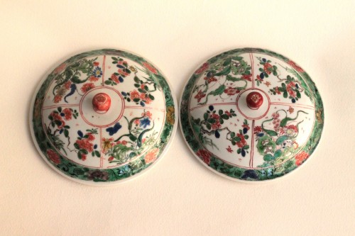 Paire d'écuelles en porcelaine de Chine, Famille Verte, époque Kangxi (1662-1722). - Régence