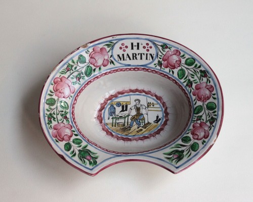 Plat à barbe en faïence des Islettes - Bois d'Epense représentant un cordonier, 19e - Céramiques, Porcelaines Style Empire