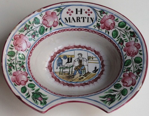 Céramiques, Porcelaines  - Plat à barbe en faïence des Islettes - Bois d'Epense représentant un cordonier, 19e