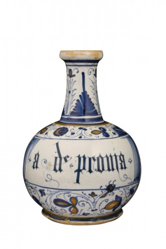 Bouteille en majolique de Faenza, décor "alla porcelana" vers 1500