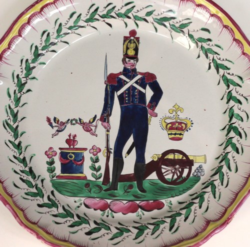 Dish in Les Islettes-Le Bois d'Epense faience with a "gunner", circa 1820 - Porcelain & Faience Style Restauration - Charles X