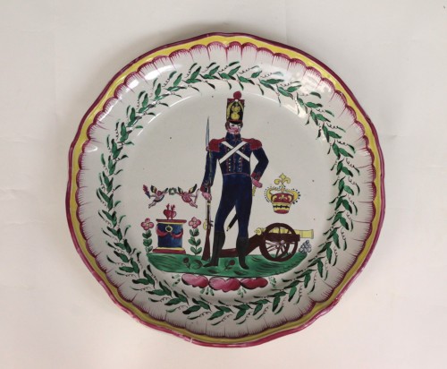 Dish in Les Islettes-Le Bois d'Epense faience with a "gunner", circa 1820 - 